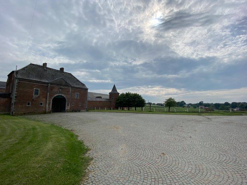 entrée de l'abbaye avec ses pavés