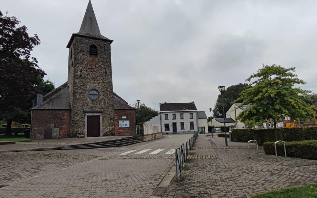 Église d'Ernage, un édifice religieux au charme authentique, entouré de verdure et ancré dans le patrimoine local de Gembloux.