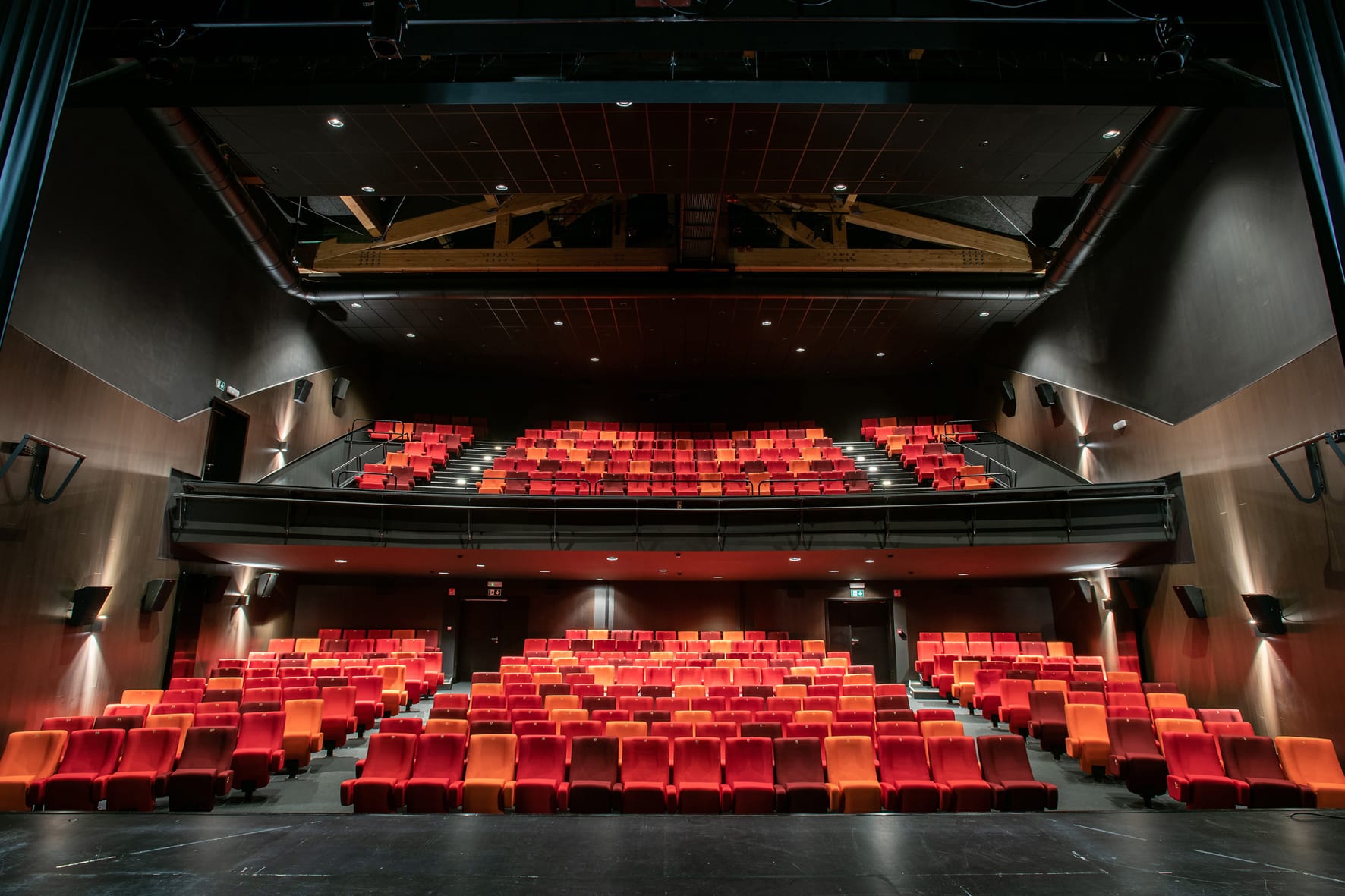 vue sur les places dans le cinéma de l'Atrium 57