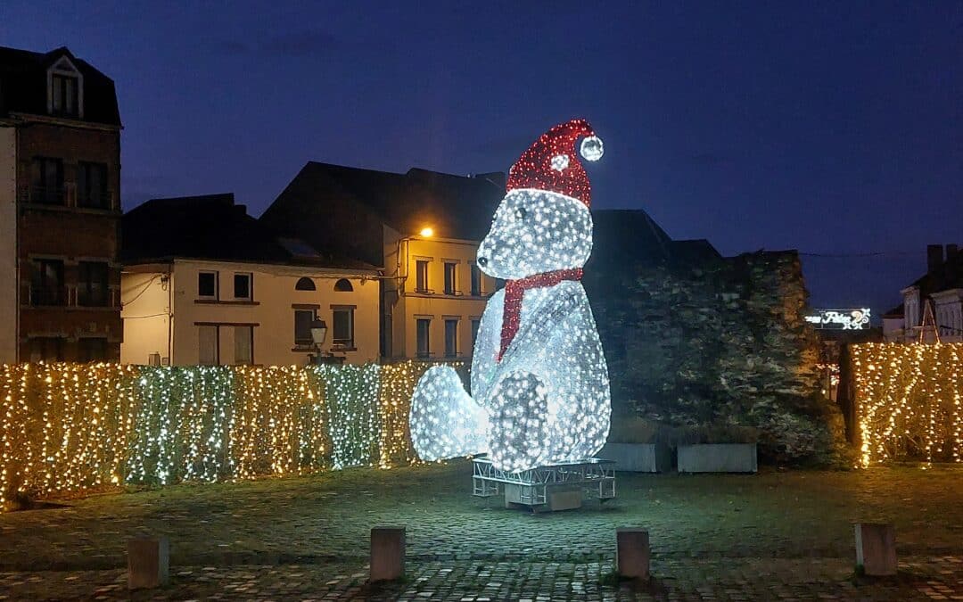 Ours blanc avec bonnet du Père Noël en décoration à Gembloux près de l'abbaye