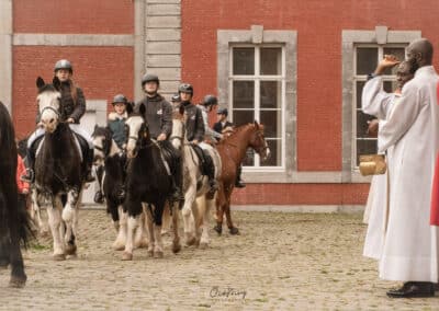 bénédiction par le doyen de Gembloux sur les chevaux