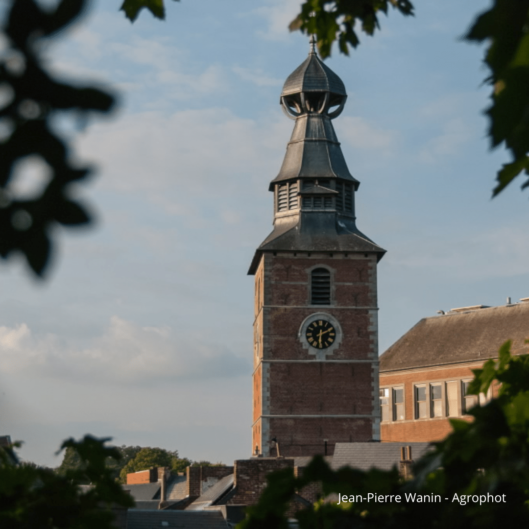 vue magnifique sur le Beffroi de Gembloux en été