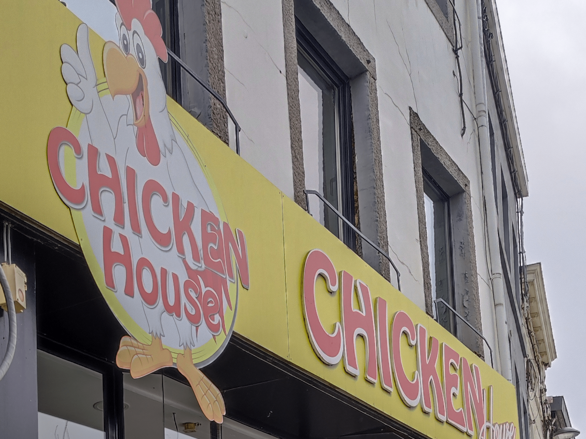 enseigne chicken house en jaune et rouge, Copyright : OT