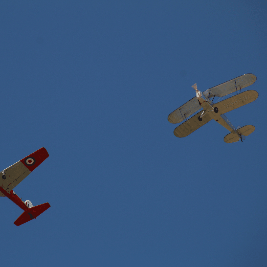 avion dans le ciel bleu